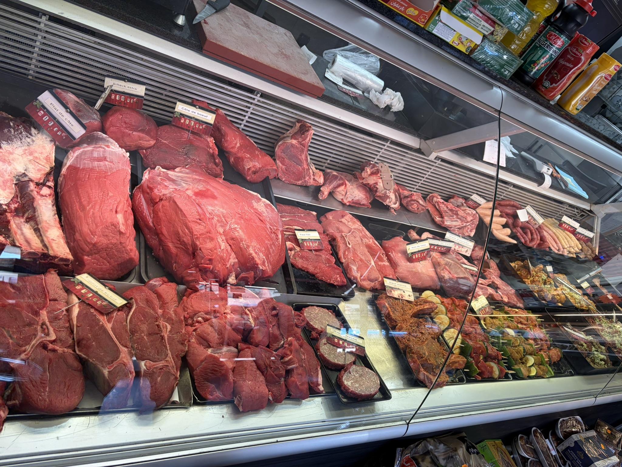 L'étal de la boucherie : côte de bœuf, faux-filet, brochettes et viandes marinées