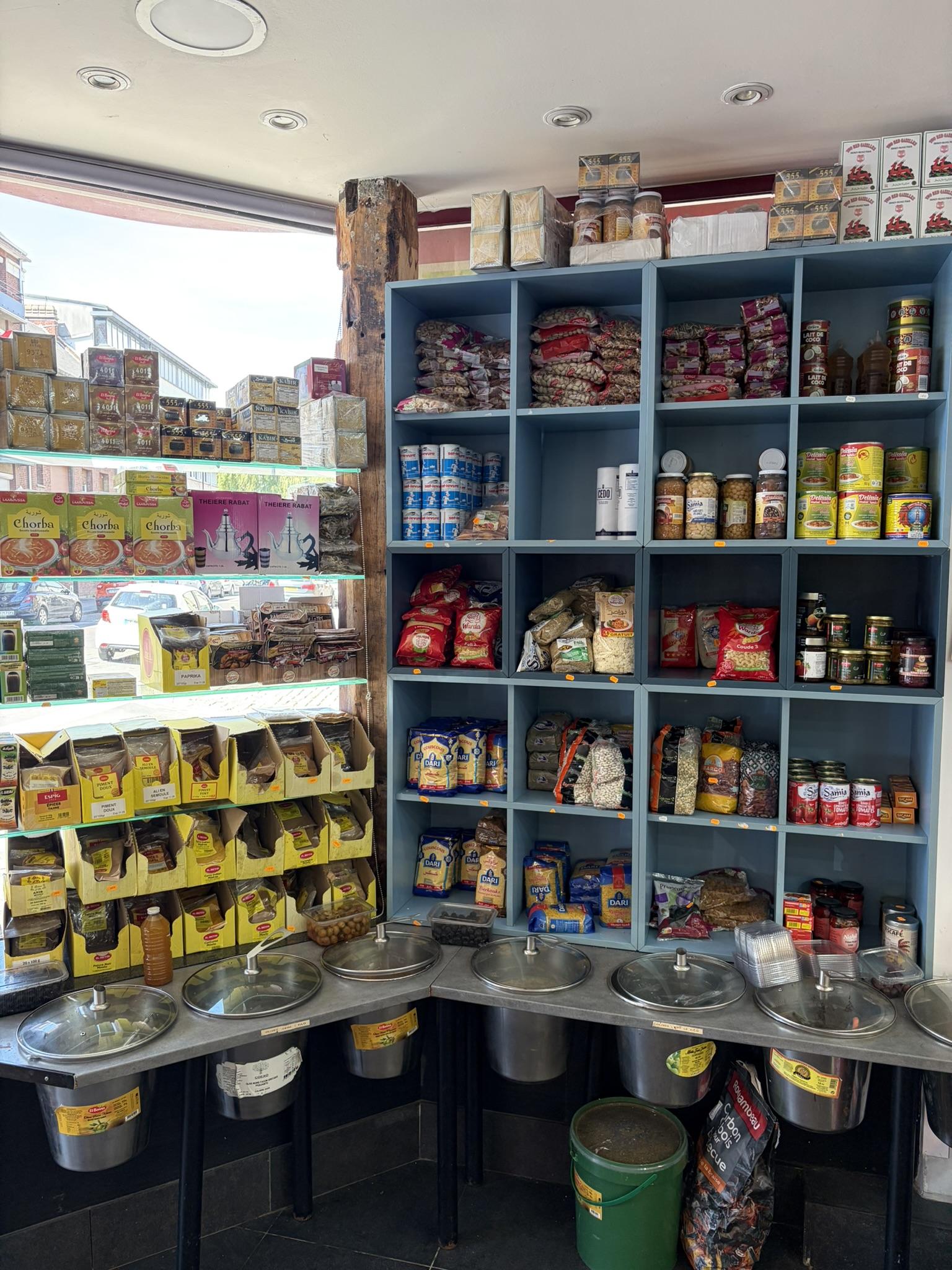 Le coin épicerie : épices en vrac, couscous, olives et produits du pays