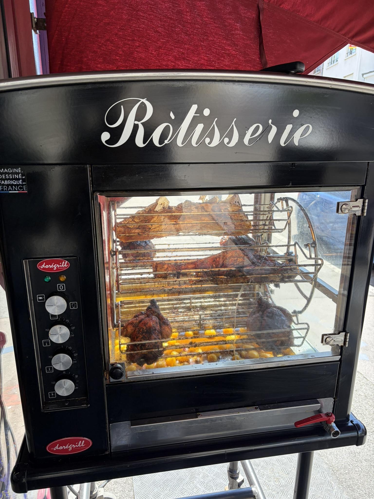 La rôtisserie de la boucherie, poulets dorés à la broche
